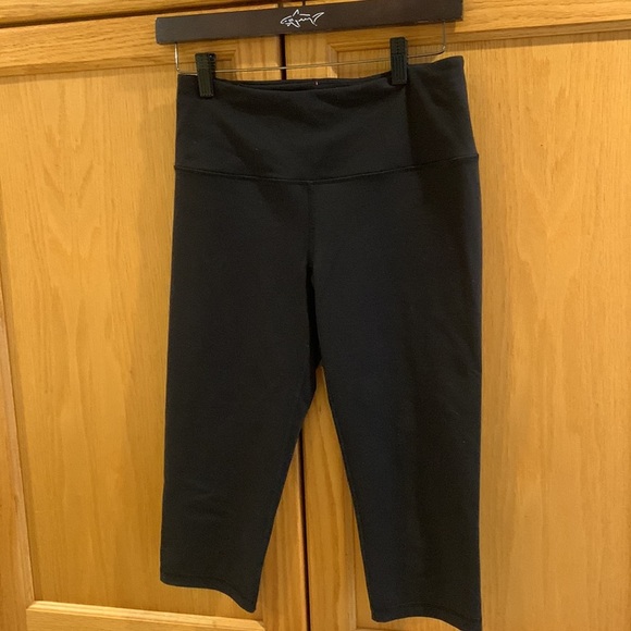 Victoria’s Secret Sport athletic workout black capris leggings, Women size Small - Picture 3 of 12